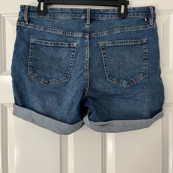Tommy Hilfiger denim shorts with. 5 inch inseam. Excellent condition. - Picture 4 of 4